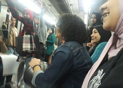 جنة وبسمة داخل مترو الأنفاق