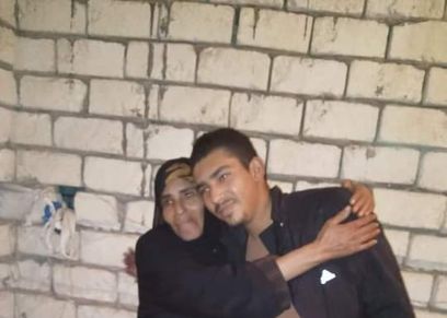 الشاب مصطفى ووالدته بعد لقاءهما