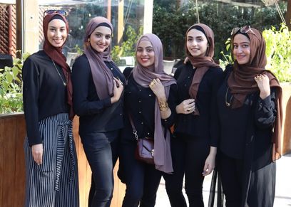 فتيات