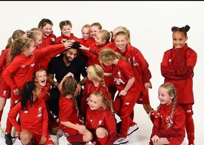 محمد صلاح بصحبة فتيات فريق أطفال ليفربول