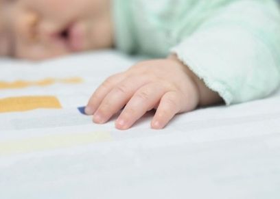 أب يسحق رضيعته بالخطأ