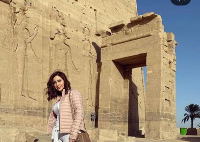 نسرين طافش تشارك جمهورها بصورمن جولتها بمعبد فيلة بأسوان