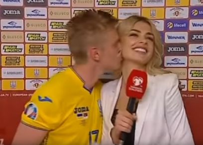 لاعب كرة قدم يقبل إعلامية على الهواء احتفالا بالفوز