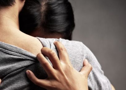 بعد قصة حب 6 سنوات.. انتحار بريطاني اكتشف خيانة زوجته