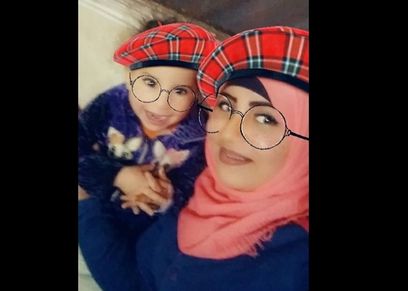 الطفلة الضحية ريتاج مع والدتها