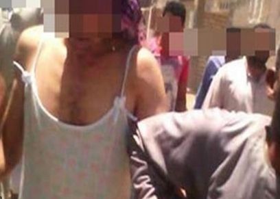 صورة أرشيفية لرجل يرتدي قميص نوم