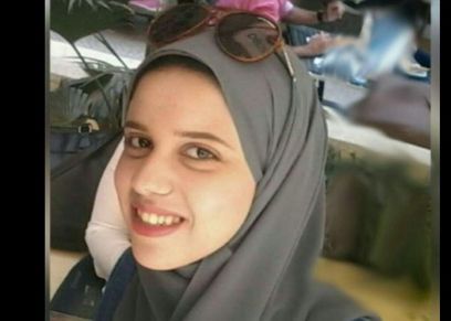 شابة تقدم شىء مختلف في رسم 