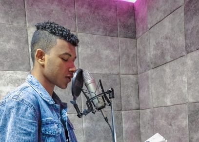 «علي» في استديو الدوبلاج داخل غرفته