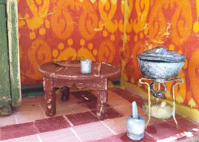 عبير تصنع فن مصغر بحجم كف اليد