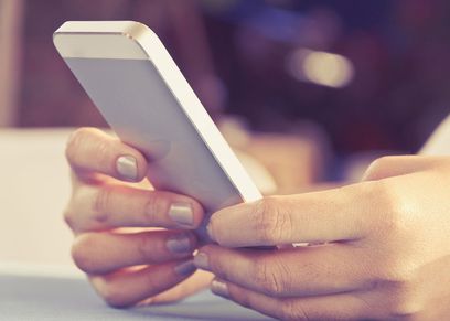صورة تعبيرية لسيدة تستخدم الهاتف