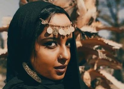 فتاة ترتدي الزي النوبي