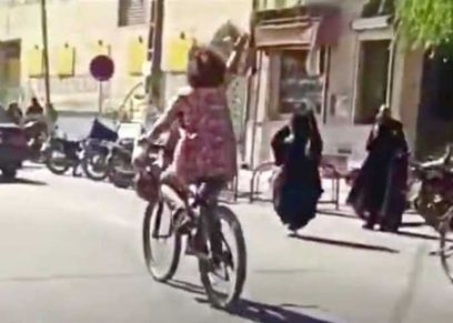 احتجاز إيرانية بتهمة ركوب دراجة بدون حجاب