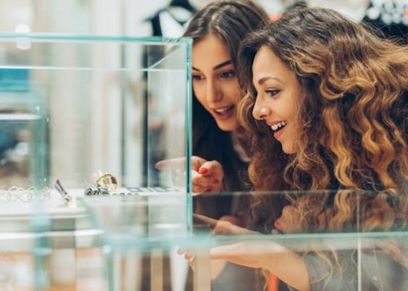 6 أخطاء شائعة ترتكبها الفتيات عند شراء المجوهرات.. خليكى واعية