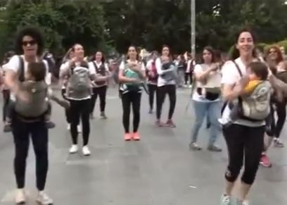 السيدات يرقصن على أغنية