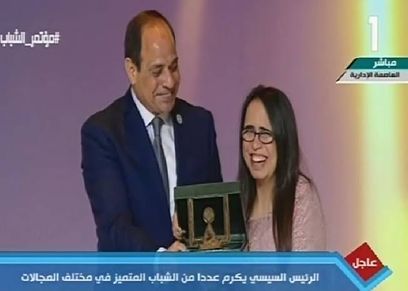 هديل ماجد أثناء تكريمها من الرئيس عبدالفتاح السيسي