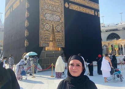 إلهام شاهين أثناء تأدية العمرة