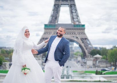 مريم وزوجها أمام برج إيفل
