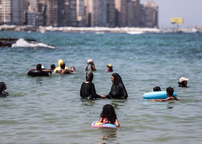 مصممى الأزياء يختلفون فى الرأى حول تماشى "المايوه" الشرعى مع الموضة