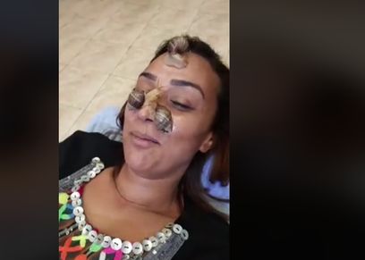 رشا رمزي توضح طريقة تنظيف البشرة بـ