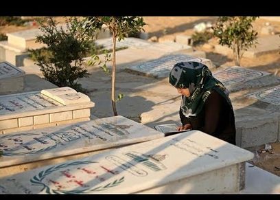 صورة أرشيفية لزيارة القبور