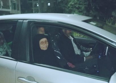 الحاجة سعاد الفائزة بسيارة