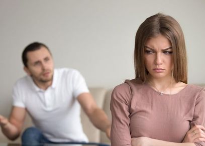 كيف يتعامل الزوج مع الزوجة العنيدة