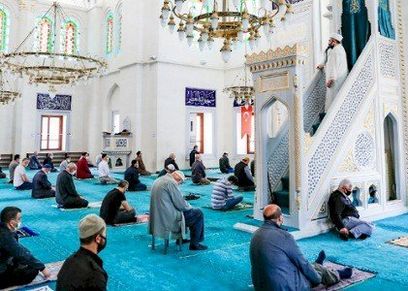 صلاة الجمعة داخل المسجد- أرشيفية 