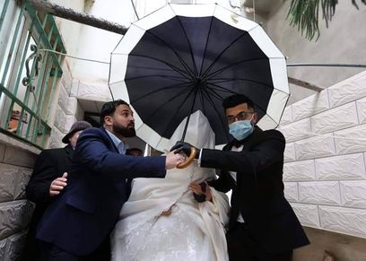 زفاف عروسين بالكمامات