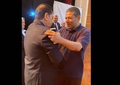 لحظة تكريم أب بدلًا من نجله