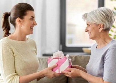 إتيكيت تقديم هدية عيد الأم للحماة