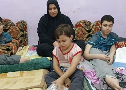 الأم زينب وسط أطفالها الثلاثة