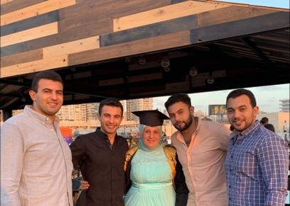 الأم وأولادها الأربعة