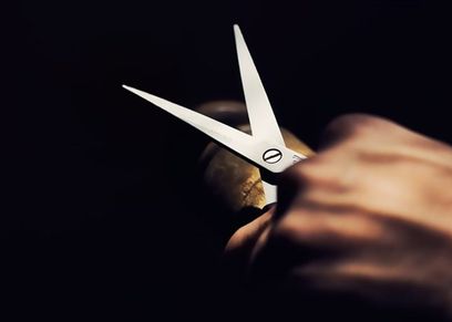 زوج يقص لسان زوجته بالمقص بعدما ألقى عليها الطلاق