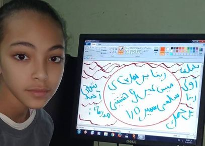 طالبة بجوار لوحة نعى المدرسة
