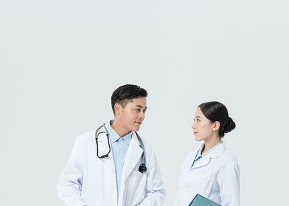 الإفتاء توضح حكم تواجد الممرضة مع الطبيب في عيادة خاصة دون محرم