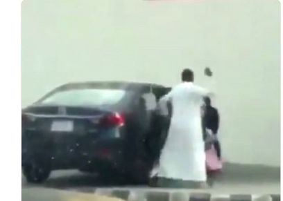اب يعنف ابنته