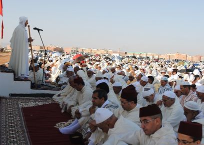 هل يجوز صلاة النساء بجوار الرجال في عيد الفطر؟.. مركز 