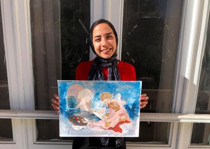 سلمى حاتم تعيد تدوير الورق القديم للرسم