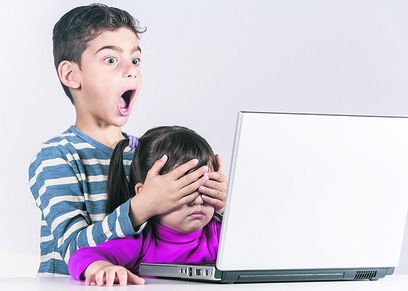 طبيب نفسي يقدم نصائح للآباء: كيف تحمي طفلك من المواقع الإباحية؟
