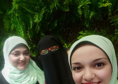 مشغولات يدوية بقيادة أم وابنتيها