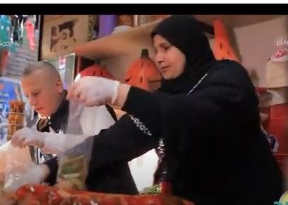 سمر سيدة مصرية تساند زوجها 