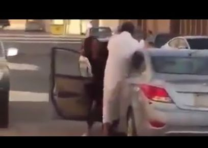 صفعة لسيدة كويتية تثقب طبلة أذنها: