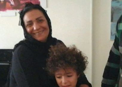 ياسين مع جدته