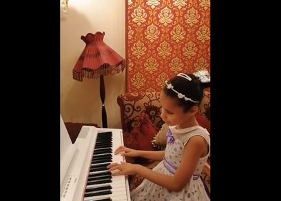سارة طفلة كفيفة تعزف على البيانو