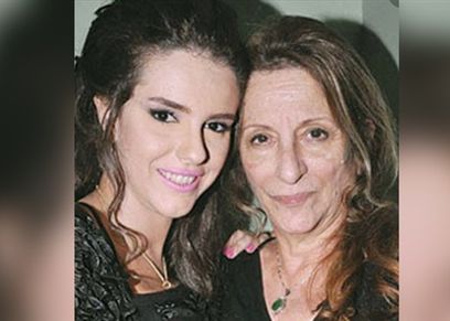 دنيا عبد العزيز تحتفل بعيد ميلاد والدتها الراحلة