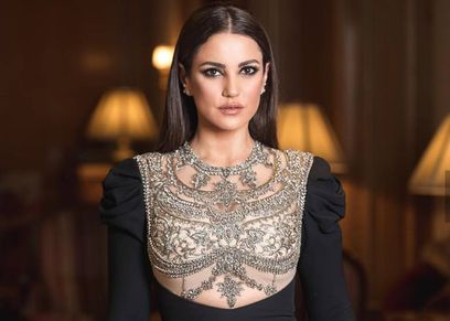 درة تقلد جينيفر لوبيز في فستان أسود من تصميم العالمية ريم عكرا