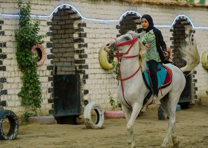 أول مدرسة لتعليم الفتيات ركوب الخيل في قنا