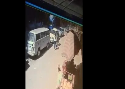شاب يعتدي على فتاة بالضرب