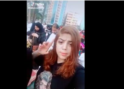 فتاة تثير الجدل بغنائها مهرجان شعبي لحمو بيكا خلف المصليين: