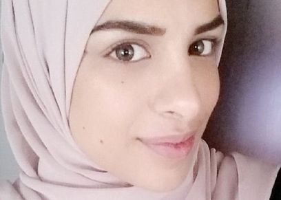 تعويض سويدية مسلمة رفضت مصافحة رجل أثناء مقابلة عمل